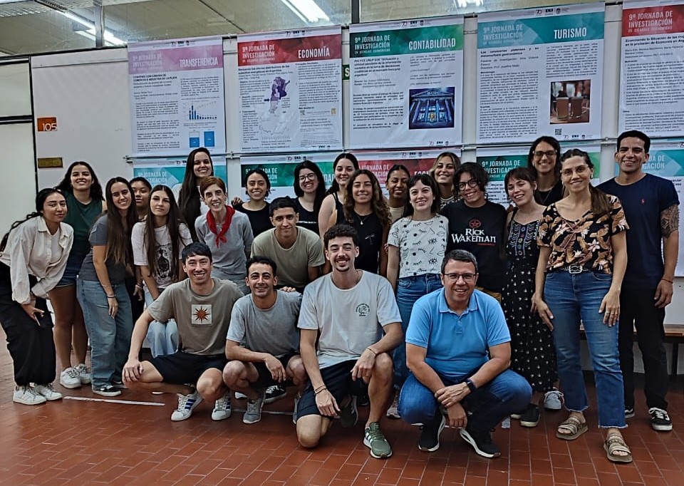 📣<a href="/luisgaraysbd/">Lluis Garay</a> presenta el grupo de investigación <a href="/NOUTUR_/">NOUTUR</a> de <a href="/UOCecoempresa/">UOC Economia/Empresa</a> en el seminario de <a href="/iiturismo/">Instituto de Investigaciones en Turismo, FCE-UNLP</a>, centro dirigido por <a href="/AnitaRucci/">Ana Clara Rucci</a>. 
Juntos estudian fuentes fiables de info turística para personas con #DiversidadFuncional. 
También dio una clase de #turismo en la <a href="/unlp/">UNLP</a>.