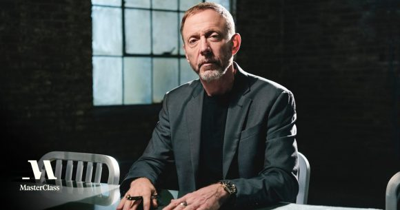 这是克里斯·沃斯。

他是 FBI 的顶级绑架谈判专家。

他曾与数百名劫持人质者和国际恐怖分子进行过谈判。

以下是他总结的 10 条实用谈判技巧，帮助你掌握谈判艺术，从而“永不妥协”：🧵