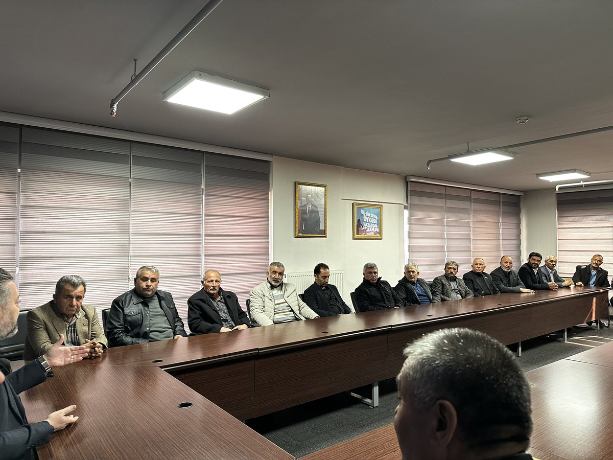 SelcukMelekogl1's tweet photo. Kocasinan Ziraat Odası Başkanımız Sayın Abdülkadir Güneş ve yönetim kurulu üyeleri ile kıymetli muhtarlarımıza nazik ziyaretleri için teşekkür ederiz. https://t.co/3jzVHLzzSw