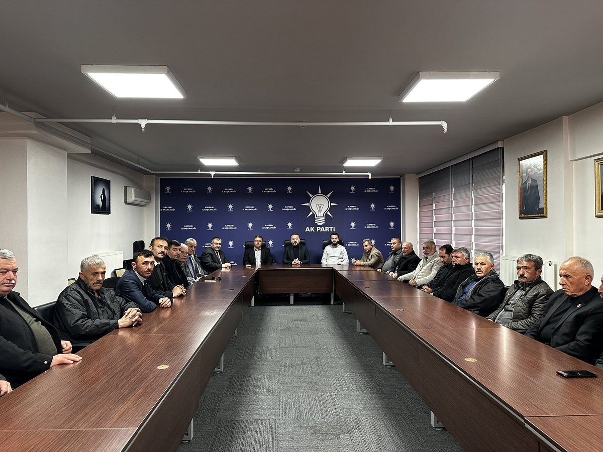 SelcukMelekogl1's tweet photo. Kocasinan Ziraat Odası Başkanımız Sayın Abdülkadir Güneş ve yönetim kurulu üyeleri ile kıymetli muhtarlarımıza nazik ziyaretleri için teşekkür ederiz. https://t.co/3jzVHLzzSw