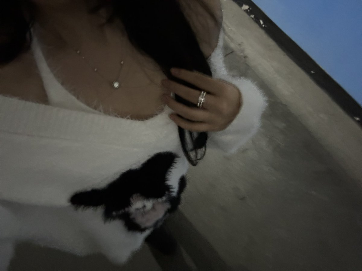 那天晚上 你搂住我的腰 一遍遍的索求下
我说我想要
你玩味的摸索着开口：想要什么
我说：我想要你
可没讲完的是 我想要你的爱 你的诚实 你的心 你的全部