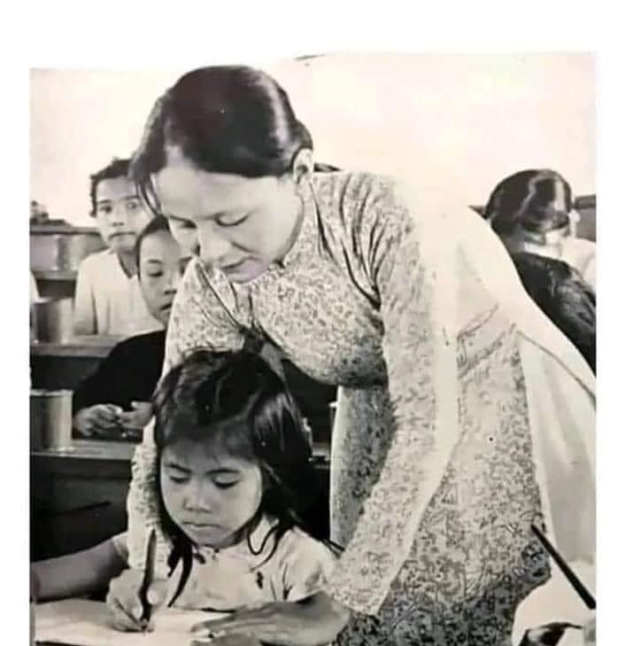 981Ngoc's tweet photo. TẠI SAO TRƯỚC 1975 TẤT CẢ THẦY CÔ DẠY LỚP 1  ĐỀU LỚN TUỔI
( TẠM GỌI LÀ GIÀ ) ?
Điều này có lý do mà không phải ai cũng biết .
Các bạn nào trên 40 hoặc trên 50 tuổi thử nhớ lại coi thầy cô dạy mình hồi lớp 1 có phải rất lớn tuổi ?
Trước 1975 tại miền Nam ( phía Bắc thì tôi không biết) giáo viên vừa tốt nghiệp Sư phạm không bao giờ được giao dạy lớp 1 .
Chỉ những giáo viên lớn tuổi có kinh nghiệm nhiều năm đứng lớp mới được giao dạy lớp 1. ( điều này còn duy trì đến những năm 1980).
Tại sao ?
Học sinh lớp 1 hoàn toàn chưa biết gì .
Từ tư thế ngồi học , cách cầm cây viết , cầm quyển sách cho đến những kỹ năng khác...
Tất cả đều mới bắt đầu được làm quen, để từ đó hình thành kỹ năng riêng.
Đây là giai  đoạn rất quan trọng của trẻ mới bắt đầu vào lớp 1 , cho nên cần những nhà giáo ngoài kiến thức chuyên môn còn phải có kinh nghiệm nuôi dạy con, sự tỉ mỉ, nhẫn nại...
Điều này thì những thầy cô giáo tuổi đôi mươi không thể đáp ứng. (tốt nghiệp Sư phạm Tiểu học chỉ tầm trên dưới 22 tuổi).
Đó là lý do vì sao các thầy cô dạy lớp 1 thời đó đều lớn tuổi ( già) .
Giáo dục lớp một ngày xưa được chăm chút từ cách chọn  thầy cô dạy như thế.
Đó là “ Chưa Nói “… đến sách Giáo Khoa còn được chọn lọc kỹ càng hơn nữa.
Ngày nay thì sao ?
Câu chuyện sách tiếng Việt lớp 1 đang ồn ào.
Là câu trả lời rõ nhất về cách làm giáo dục thời nay.