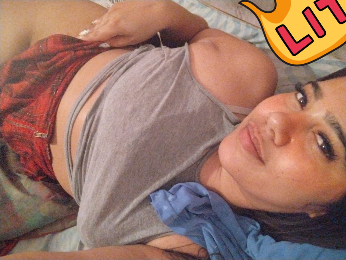 Buenos días para nadie 🤭 amaneciendo con mucho más ganas, me ayudas a quitarmelas? 😈🔥 Like y rt si te gustaría amanecer conmigo... No olviden desbloquear mi contenido para pasarla rico. 🔥