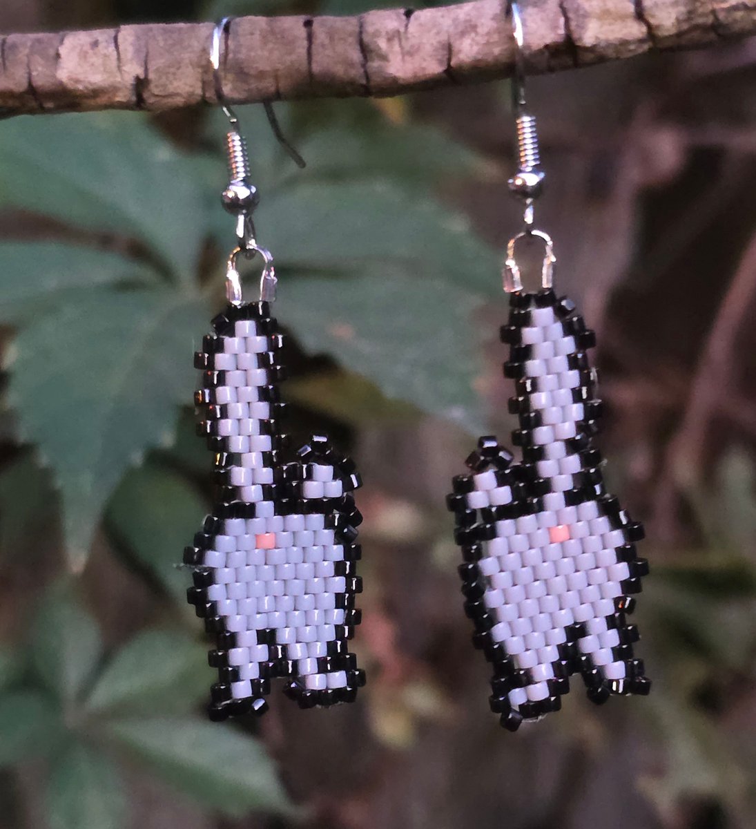 beauxbeautyblog's tweet photo. Cat Butt earrings! Made with Miyuki Delicas, available in my Et$y shop @ https://t.co/fCaV4pGJ7g w/ FREE US shipping! Kukwstumckacw- thank you for looking! ๐โโฌ #NativeMade #AlaskaNative #FirstNations #Cats #CatButt #NativeAmericanHeritageMonth https://t.co/PyDVHdoBdM