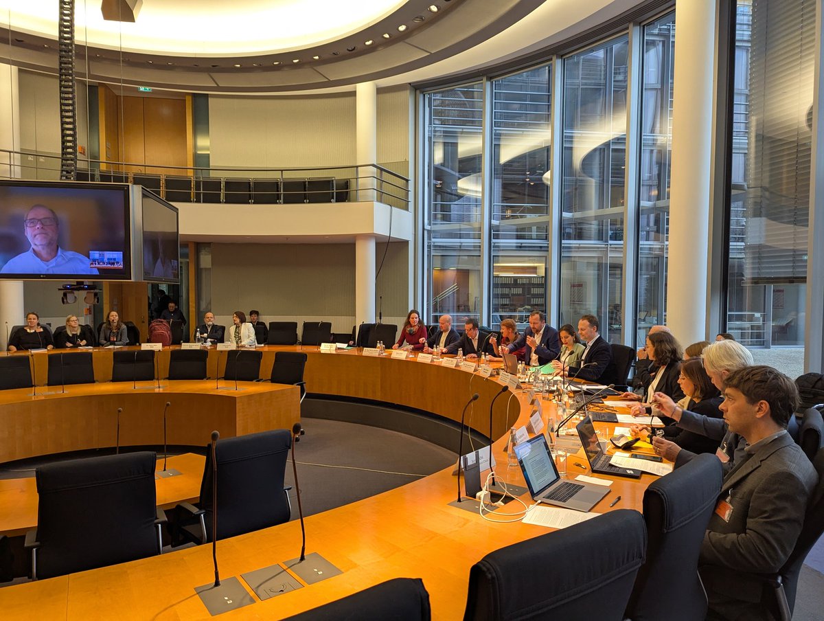 TABundestag's tweet photo. Noch ist nicht Weihnachten, aber ab 15 Uhr geht's los - live auf  https://t.co/DJTKKEdUNf  
Fragen ans Podium zum Thema #wassermanagment sind parallel auch über die Online-Beteiligung auf 
auf https://t.co/0ZeOxPO6bx... möglich. https://t.co/eK40MuajVA