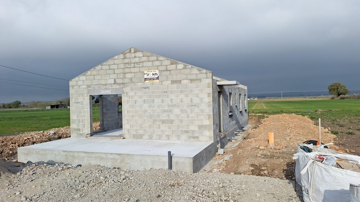 🏗️ Suivi de chantier à Beaurepaire (38) 

La maison de Kelly et Kévin avance à grands pas ! 🏠

La maçonnerie est terminée pour leur future maison de plain-pied, qui comptera 4 chambres et une belle terrasse ! a prochaine étape sera la charpente.

#ConstructeurMaison