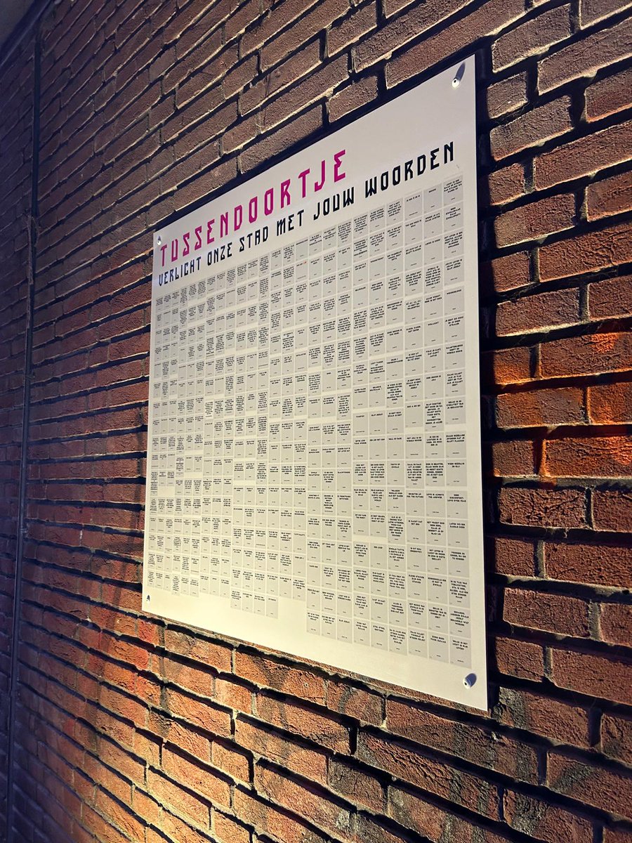 Een jaar geleden vroegen we Zwollenaren om mooie woorden en teksten ✨ Deze woorden worden in de Ossenmarktsteeg verlicht. Bekijk ze in de tussentijd op de grote borden in de steeg. 👀🔦 
 obi41.nl/2p9f5yc3 
 
#stadshart #hartvoordestad #ledzwolleshine #lichtvisie