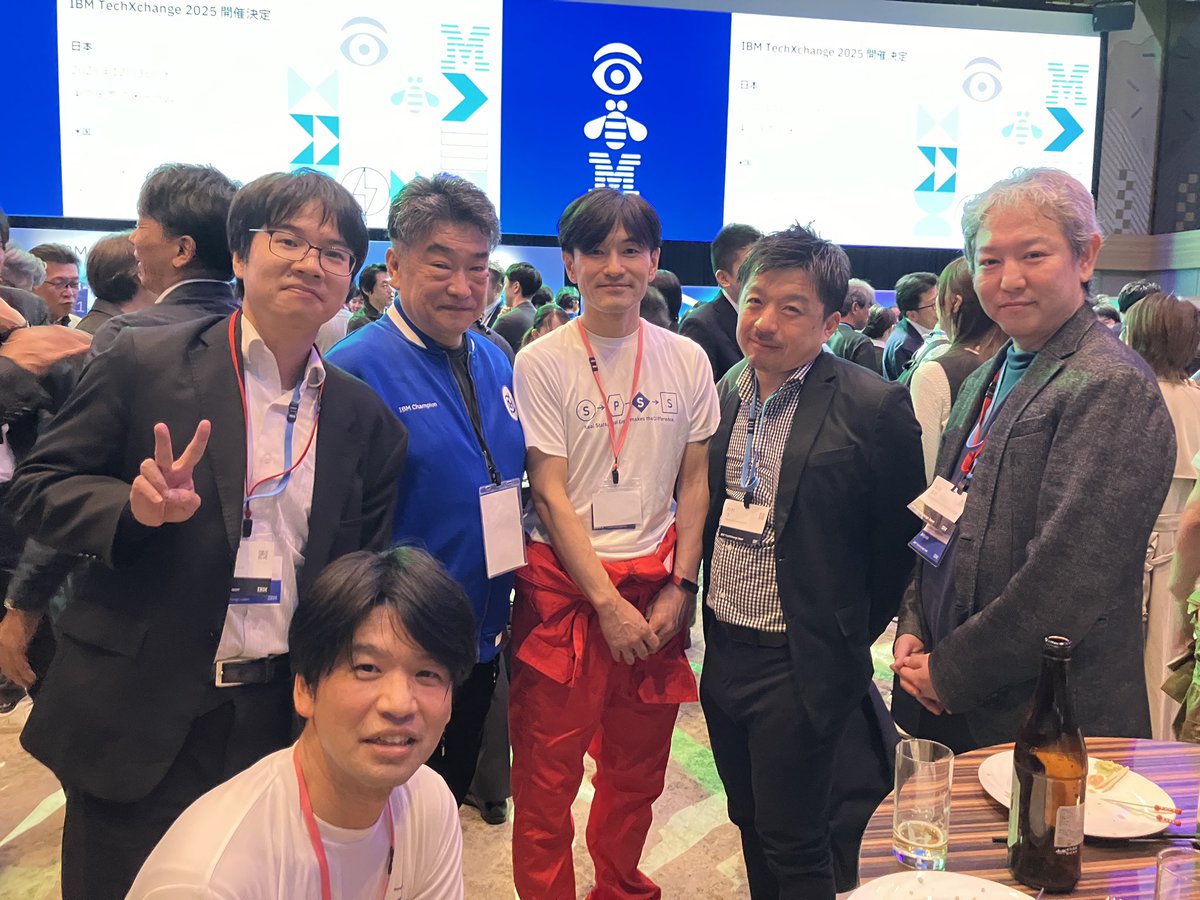 nyasuka22's tweet photo. 本日のSPSSユーザーイベントの懇親会。著者の皆様で記念撮影🎉 #spss2024autumn https://t.co/bzQVQ2D9J5