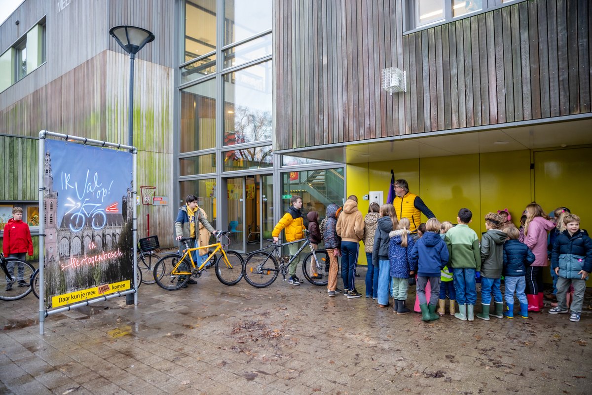 Vandaag trapten we de campagne fietsverlichting af bij basisschool De Masten in Maliskamp. We gaven door middel van een quiz en praktische controles uitleg over fietsverlichting. Ook deelden we fietslampjes uit. Goed licht = veilig op pad! Controleer jouw fiets ook. Meer 👉