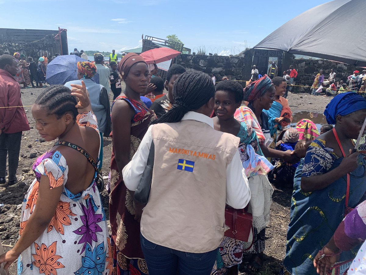 Mugisho_victor's tweet photo. #End The Silence: #16 jours d’activisme sur les violences basées sur les genres.Aujourd’hui dans le Camp de PDI #Bulengo, nous avions eu à sensibiliser les femmes et les hommes sur les multiples facettes de VBG.Un numéro vert 122 a été donné pour dénoncer
#ipasrdc
#Yarhrdc https://t.co/QmpEa7L2xo