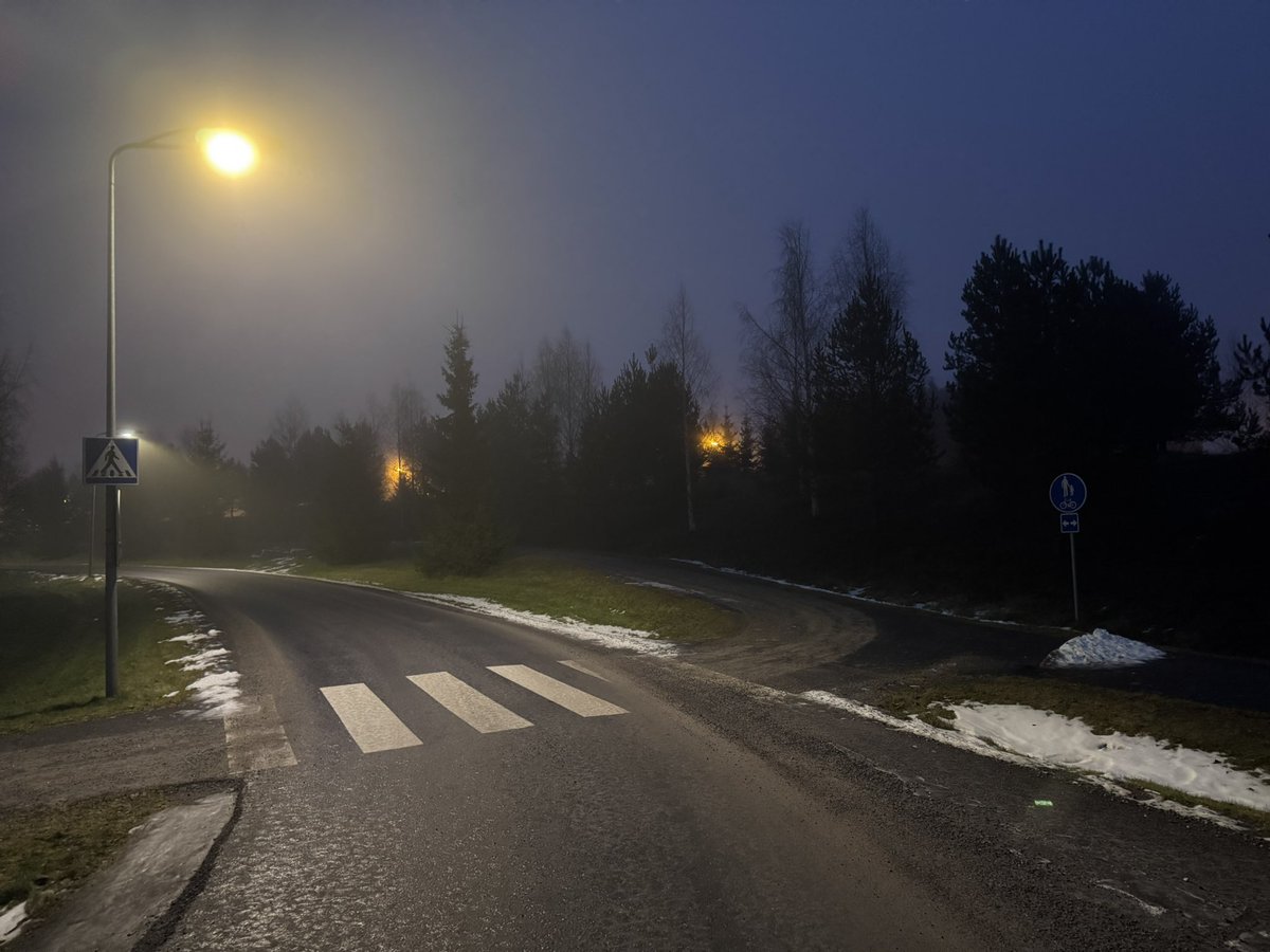 Harri Vaarala (@harrivaarala) on Twitter photo Ookkonää huomannu että ajoradat valaistaan hyvin usein överisti ja pyörätien valaistuksesta säästetään? 
Tämä johtuu yhteiskunnan autonormatiivisuudesta: autoliikenne on oikeaa liikennettä, kun taas kävely ja pyöräily on vähempiarvoista.
Oulussa olemme yrittäneet muuttaa tätä🧵 Ookkonää huomannu että ajoradat valaistaan hyvin usein överisti ja pyörätien valaistuksesta säästetään? 
Tämä johtuu yhteiskunnan autonormatiivisuudesta: autoliikenne on oikeaa liikennettä, kun taas kävely ja pyöräily on vähempiarvoista.
Oulussa olemme yrittäneet muuttaa tätä🧵