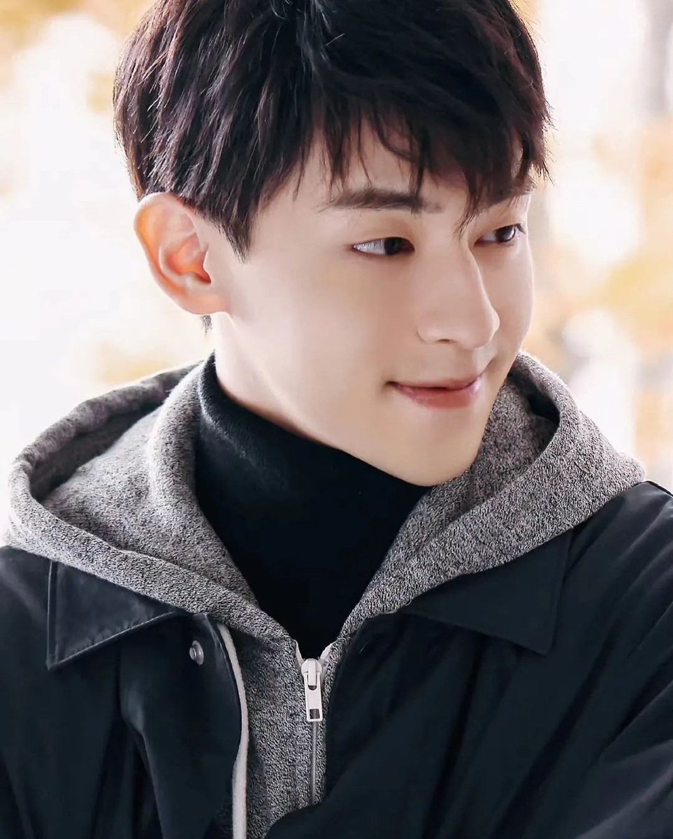 mingbaimingbai's tweet photo. Nothing is easy.
Nothing is impossible.
Let's smile and go fighting !
#Denglun #เติ้งหลุน #MrFighting https://t.co/NRFdMWKjcH