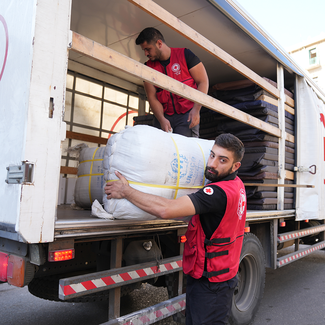 Jatkamme apuamme Libanonissa lähettämällä paikan päälle kirurgin ja sairaanhoitajan osaksi Punaisen Ristin kansainvälisen komitean avustusoperaatiota.

Lähettäminen rahoitetaan Suomen ulkoministeriön tuella.

 📷 Lama Chidiac/Libanonin Punainen Risti
#Libanon