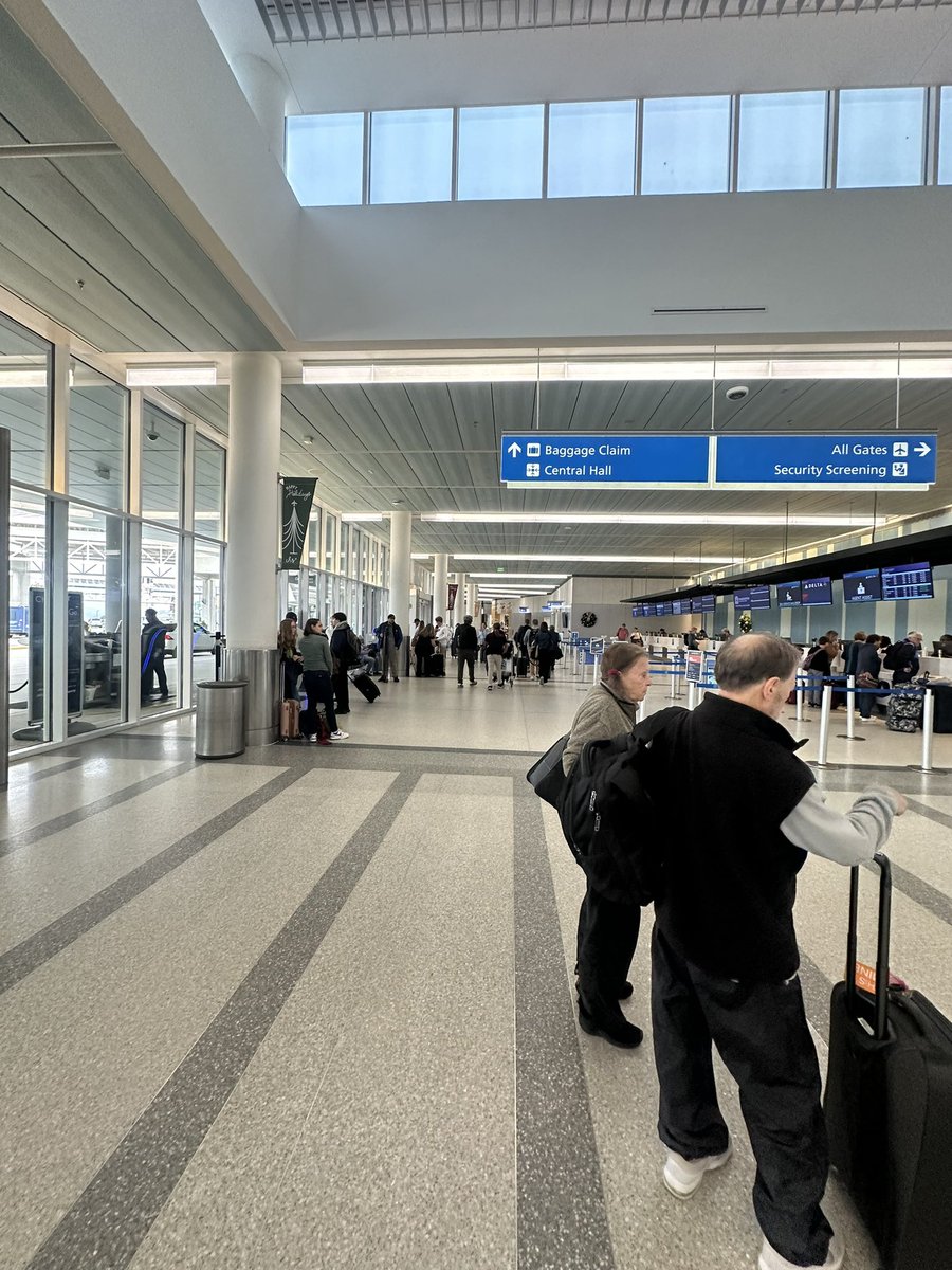 ‘Tis the season for holiday travel! ✈️

CHS airport says yesterday and today are expected to be their busiest days ahead of Thanksgiving.

Get to your gate early, check in with your airline for your flights’ status, and review TSA rules.

Safe travels everyone! 

<a href="/ABCNews4/">ABC News 4</a>
