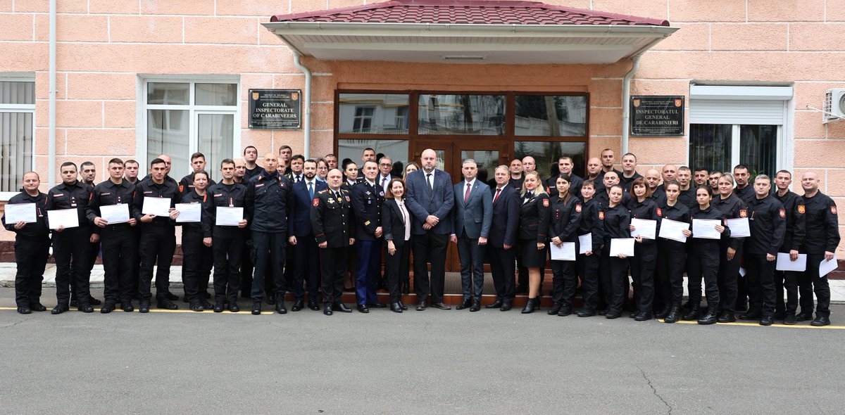 ALFRMoldavie's tweet photo. L'Inspection Générale des Carabiniers accueillait, une cérémonie de remise de diplômes à 35 Carabiniers qui ont suivi des cours français. 

Ces cours, dispensés par l'Alliance Française de Moldavie, sont organisés avec le soutien de l'@OIFrancophonie .

https://t.co/kv60XtmYkC https://t.co/EhFRQkANV4