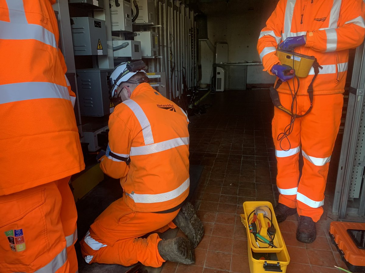 matthew4714's tweet photo. @networkrailWCML @LNRailway @nationalrailenq Quick question..
In a flood zone. Why put water damageable electrics, at the bottom of boxes or low to the ground in buildings.
It'll get them time and time again.
*Used photos from another post. https://t.co/ZIhOShAVeT