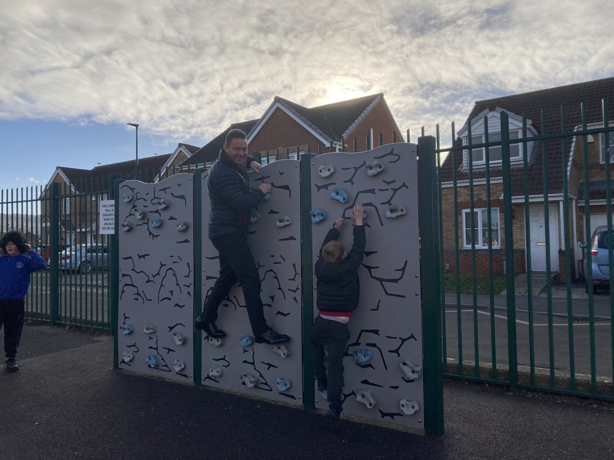ClevelandFB's tweet photo. ๐จโ๐ซ Grangetown Fire Station's Green Watch had an amazing time with pupils from Grangetown Primary School last Thursday! (21/11)
โ๏ธ The children visited the station to learn about the Great Fire of London ๐
๐ด #TeamCFB were lucky enough to enjoy a delicious school meal too! https://t.co/oSGcu5tUnt