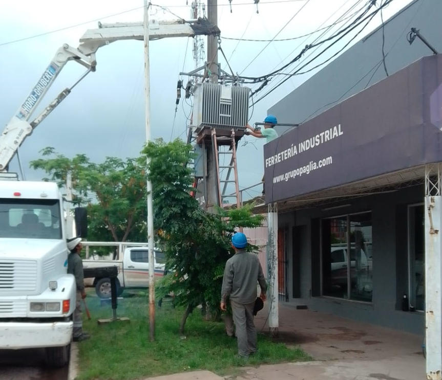 Secheep_Oficial's tweet photo. ⚡️En la localidad de Juan José Castelli, mejoramos la red de distribución eléctrica y avanzamos en la erradicación de conexiones irregulares. 👷
💡Más info acá 👉: https://t.co/pC9OW52Amr
#Chaco #Castelli #Secheep #Energía https://t.co/BZon5MQ3D5