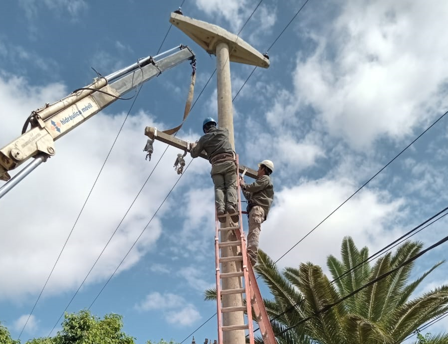 ⚡️En la localidad de Juan José Castelli, mejoramos la red de distribución eléctrica y avanzamos en la erradicación de conexiones irregulares. 👷
💡Más info acá 👉: secheep.gob.ar/?p=7981
#Chaco #Castelli #Secheep #Energía