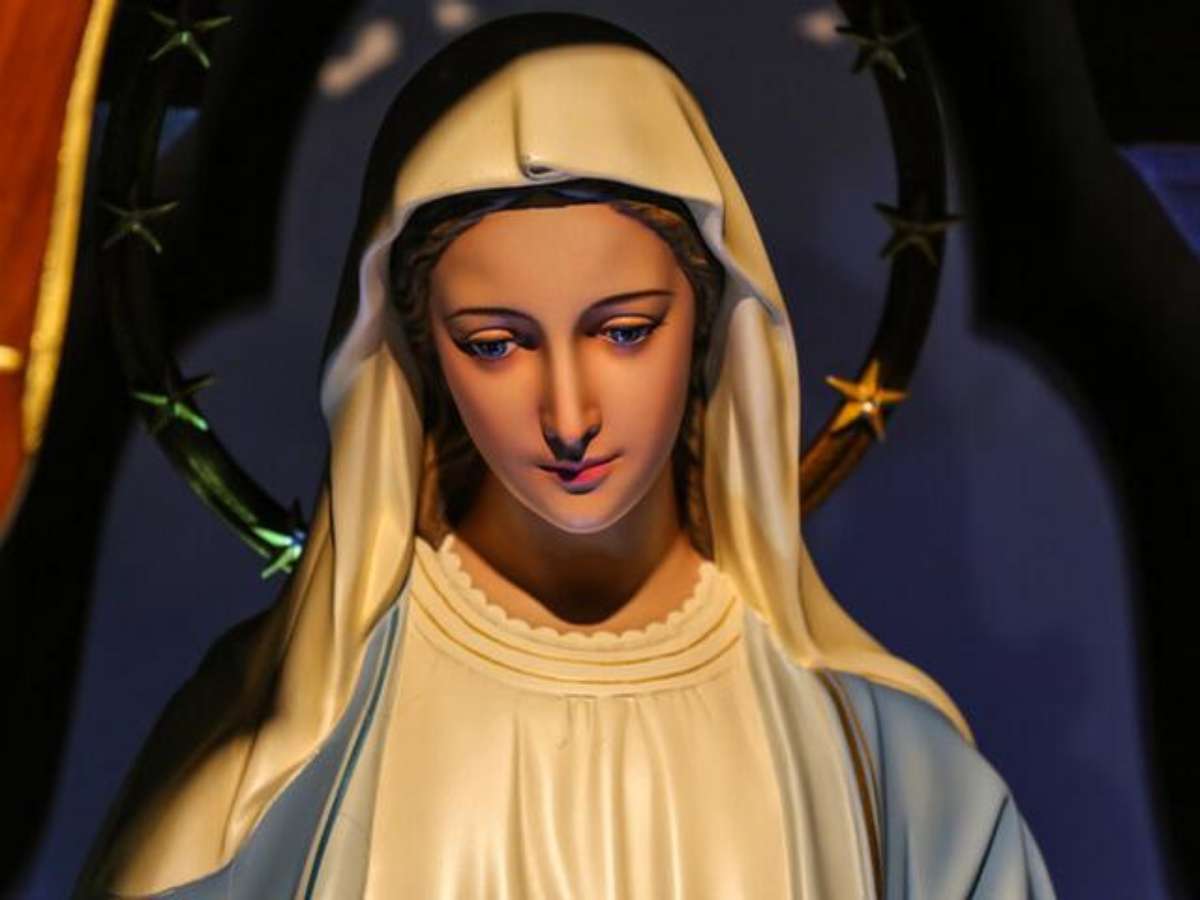 DE VOSSAS MÃOS VOLTADAS PARA O MUNDO, AS GRAÇAS CHOVEM SOBRE NÓS.