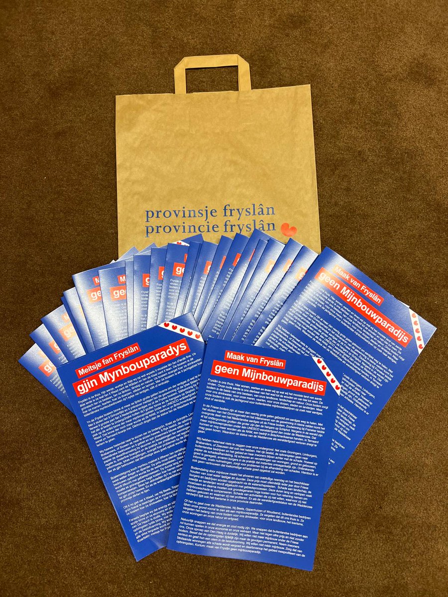 Vandaag boden Statenleden in #Fryslân het manifest 'Maak van Fryslân geen mijnbouwparadijs' aan de gedeputeerde.  89 fracties van politieke partijen ondertekende het manifest. Minister: geen gaswinningen in Fryslân! Geen bodemdaling en blijvende schade.