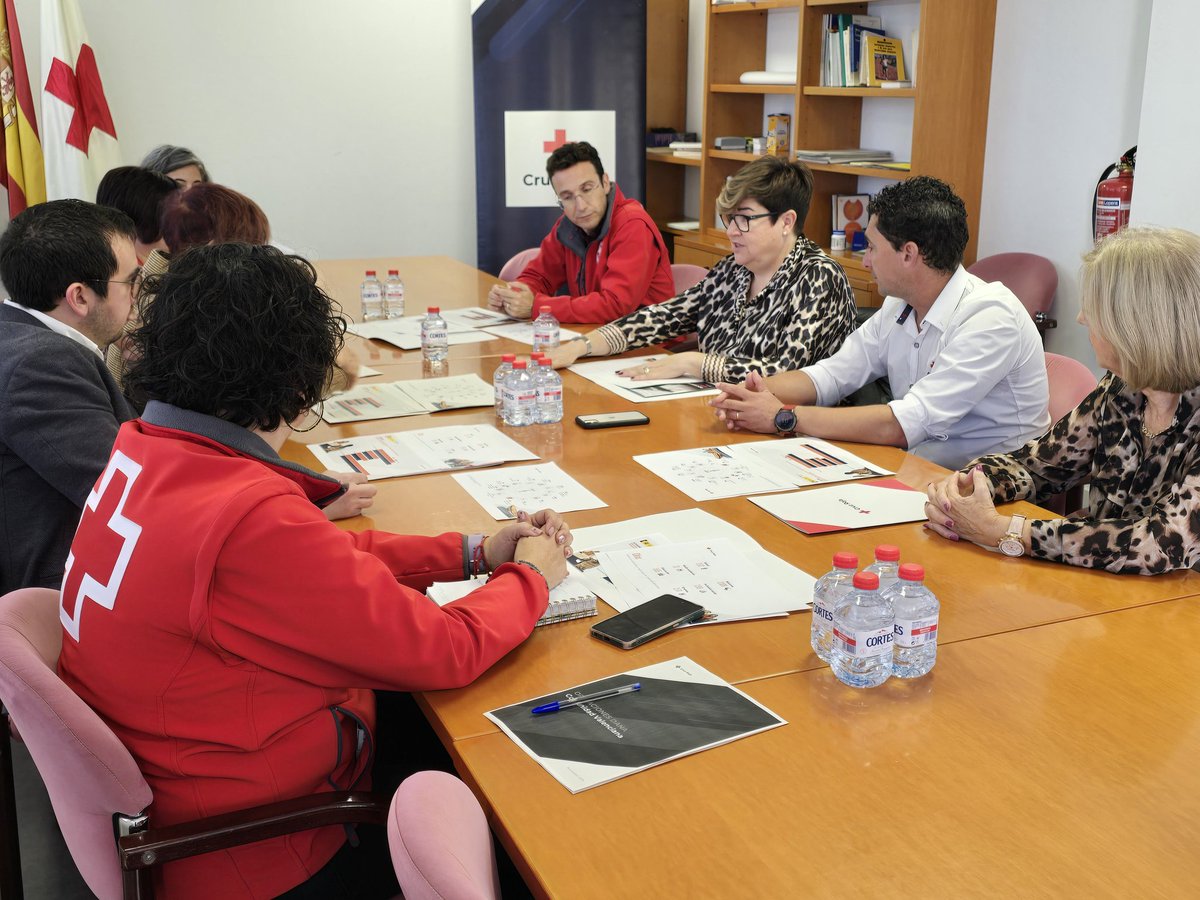SubGobCAST's tweet photo. ➡️ Aquest matí la subdelegada del Govern @Antogarciavalls ha tingut una reunió de treball amb el Comitè Provincial de @CruzRojaCS, encapçalada per la seua presidenta Mari Cruz González Moreno. https://t.co/0HNEAwzB9m