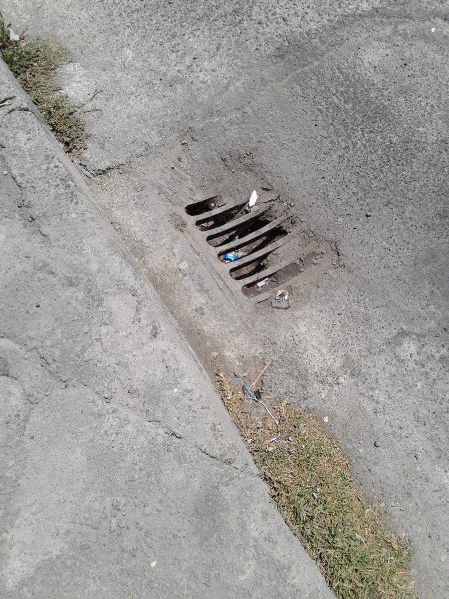 CArmijosDelH's tweet photo. Estimado alcalde @pabelml y @aguadequito @ambientequito favor su gestión para destapar los sumideros de la Panamericana Norte KM 15 1/2 y Humberto Cabezas (Carapungo - Calderon):
https://t.co/779vsD5iiL

Salen olores putrefactos y hasta tóxicos. https://t.co/s7ItkkSgiu