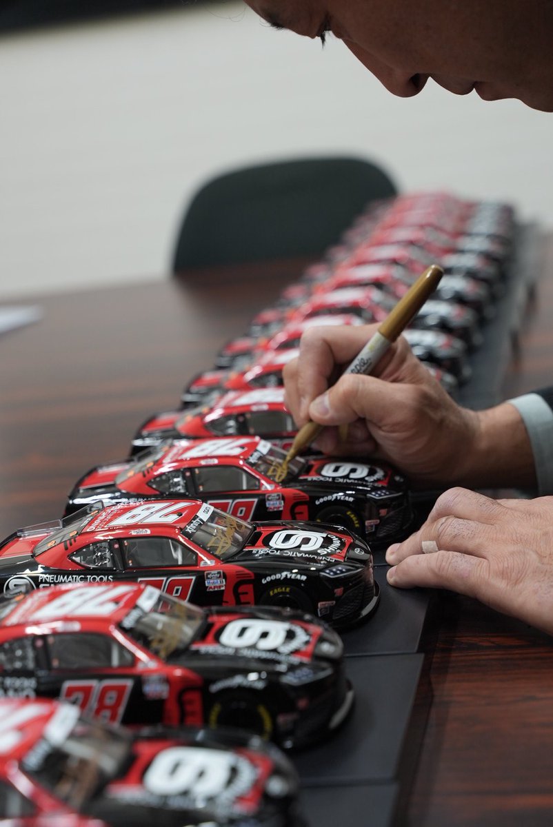 AkinoriOgata's tweet photo. Holidays Gift Idea 🎁 

Autographed @Lionel_Racing models available at Akinori Ogata's official web store

https://t.co/sYarPb6IaO https://t.co/k4q0dVhH3H