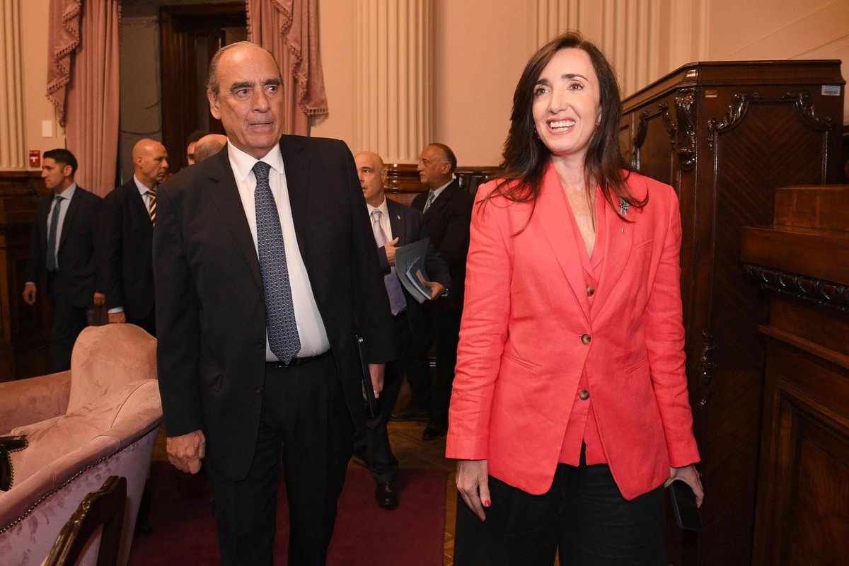 VickyVillarruel's tweet photo. Recibimos en el Senado al Jefe de Gabinete de Ministros @GAFrancosOk para su informe sobre la gestión de nuestro gobierno. Transparencia, eficiencia y administración responsable de lo que es de todos. https://t.co/7FlkaXAyX6