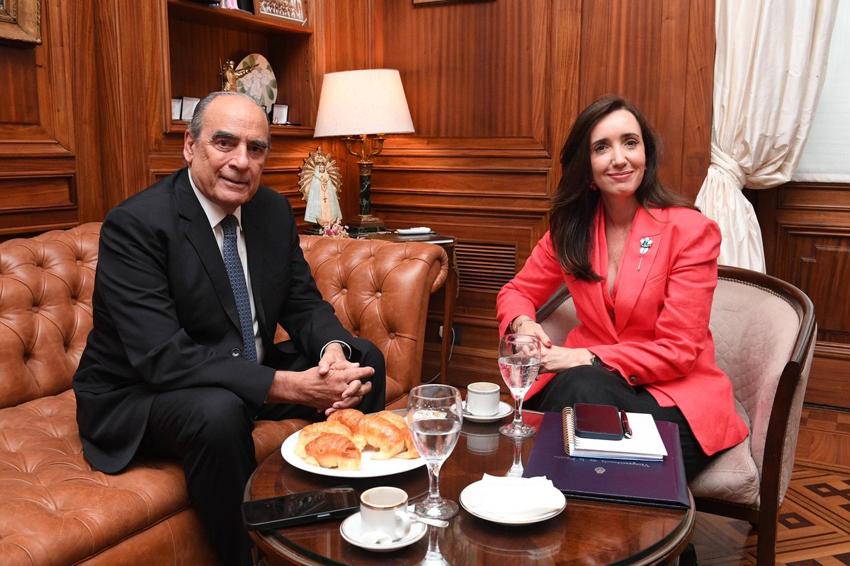 VickyVillarruel's tweet photo. Recibimos en el Senado al Jefe de Gabinete de Ministros @GAFrancosOk para su informe sobre la gestión de nuestro gobierno. Transparencia, eficiencia y administración responsable de lo que es de todos. https://t.co/7FlkaXAyX6
