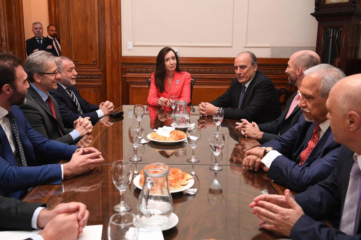 VickyVillarruel's tweet photo. Recibimos en el Senado al Jefe de Gabinete de Ministros @GAFrancosOk para su informe sobre la gestión de nuestro gobierno. Transparencia, eficiencia y administración responsable de lo que es de todos. https://t.co/7FlkaXAyX6