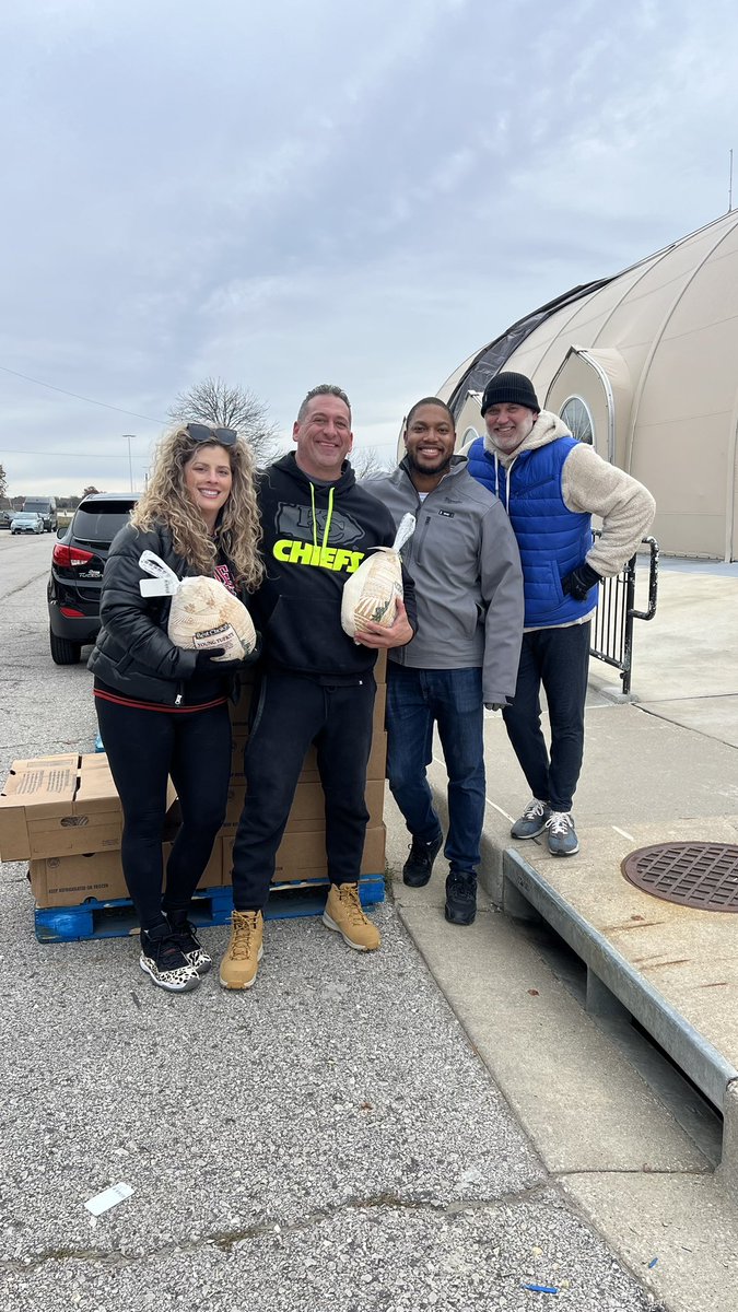 lonnotlawn's tweet photo. It felt good to give back yesterday with good friends through The Third and Long Foundation founded by Neil Smith &amp; Derrick Thomas.  Thanks @Dthomas33 for having us out. https://t.co/zX5dtGPShV