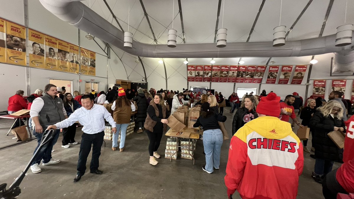 lonnotlawn's tweet photo. It felt good to give back yesterday with good friends through The Third and Long Foundation founded by Neil Smith &amp; Derrick Thomas.  Thanks @Dthomas33 for having us out. https://t.co/zX5dtGPShV