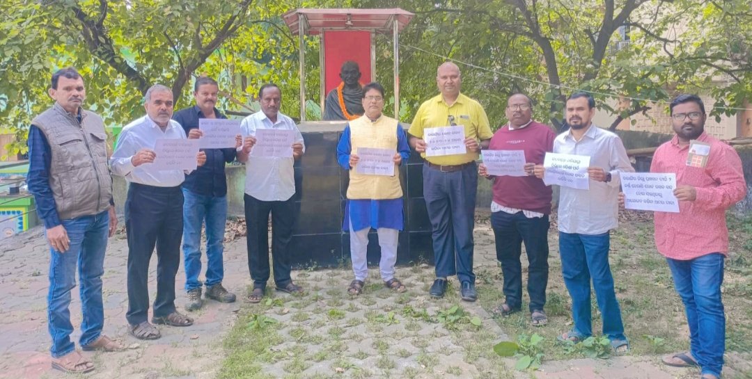 prasant03591483's tweet image. ବଲାଙ୍ଗିର ଲୋକ ଉତ୍ସବ ଆୟୋଜନ ଦାବି
ଗାନ୍ଧୀ ପ୍ରତିମୃର୍ତ୍ତିରେ ଅଭିନବ ପ୍ରତିବାଦ
 କଳା ସଂସ୍କୃତିର କେନ୍ଦ୍ର ହୋଇଥିବା ବଲାଙ୍ଗିର ଲୋକ ଉତ୍ସବ ଦିଲ୍ଲି ରୁ ପଲ୍ଲୀ ପର୍ଯ୍ୟନ୍ତ କଳାକାରମାନଙ୍କର ଏକ ମହାନ କୁମ୍ଭ ଦୃଶ୍ୟ ୨୯ଟି ଜିଲ୍ଲାରେ ପାଳନ  କଟକର ବାଲିଯାତ୍ରା ଓଡିଶା ଉତ୍ସବ ଦିଲ୍ଲୀରେ ହୋଇଥିବା ବେଳେ ବଲାଙ୍ଗିର ଲୋକ ଉତ୍ସବ କାହିଁକି ବନ୍ଦ