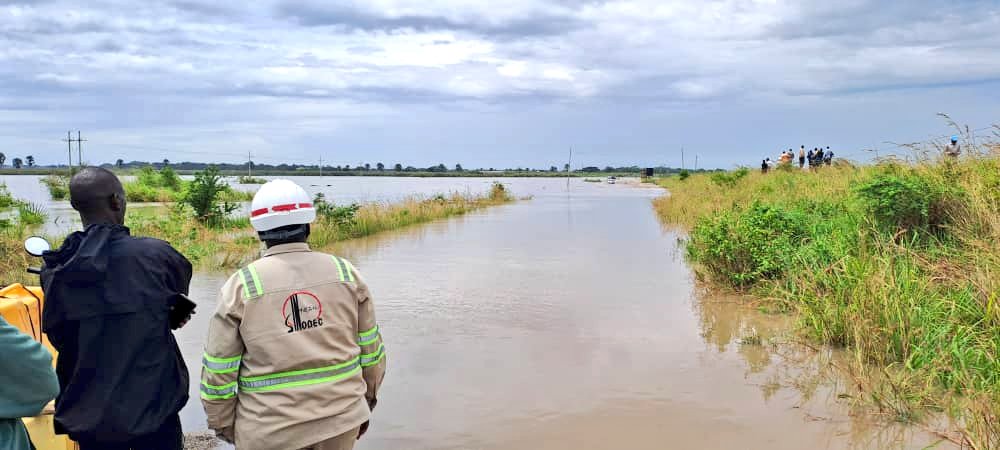 PoliceUg's tweet photo. A rescue operation is underway after the Tangi River flooded, submerging the Nwoya-Pakwach Road and stranding a taxi with passengers onboard. Unfortunately, two boats capsized during the rescue, however, 03 UNRA Marine personnel, 03 UPDF Marine Personnel, and 06 passengers were rescued from the stuck taxi.

The search for survivors and victims by the Police marines  is ongoing.