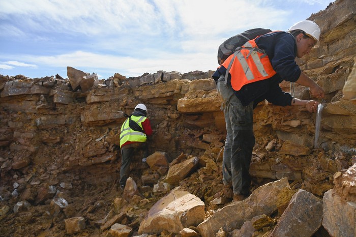 🔨 ARTICLE
Pour découvrir à quoi ressemble un terrain de géologie, <a href="/sciencespourtoi/">Sciences pour tous</a> a suivi les étudiants du master « Sciences de la Terre et des planètes, environnement » (<a href="/LyonGeologie/">Lyon Géologie</a>) dans une carrière qui abrite un site géologique exceptionnel.
➡️ sciencespourtous.univ-lyon1.fr/des-etudiants-…