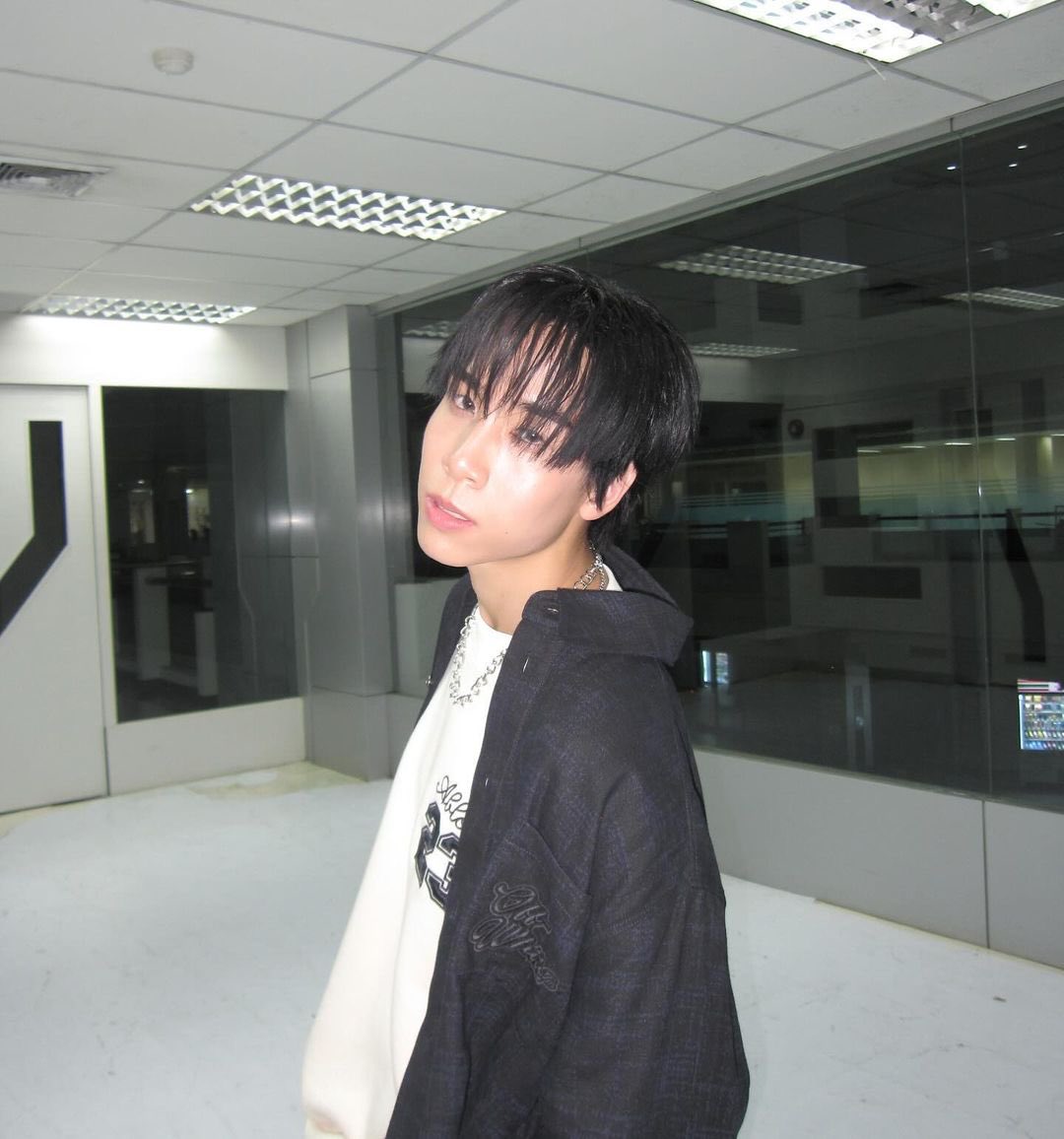 JISANG_FAMILY's tweet photo. ✿ IG POST UPDATE 🦭
🗓️: 27.11.24
❥ IG : @ jisang.diceofficial
เพราะในตอนนั้นฉันเองเสียใจทุกวัน
#OffWhite
#OffWhiteBangkok
#OffWhiteCommunity
#DICE_SONRAY
#JISANGakira https://t.co/pHmzHrgWW3