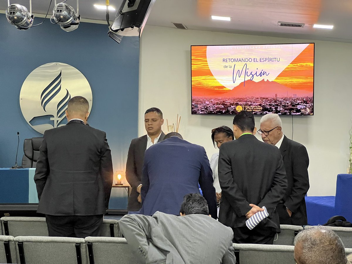 Líderes y laicos de la Iglesia Adventista del Séptimo Día presentes en el auditorio de la Unión Venezolana Oriental oran por Fortaleza espiritual, unidad, salud y avance de la predicación del Evangelio.

#UVOenAcción
