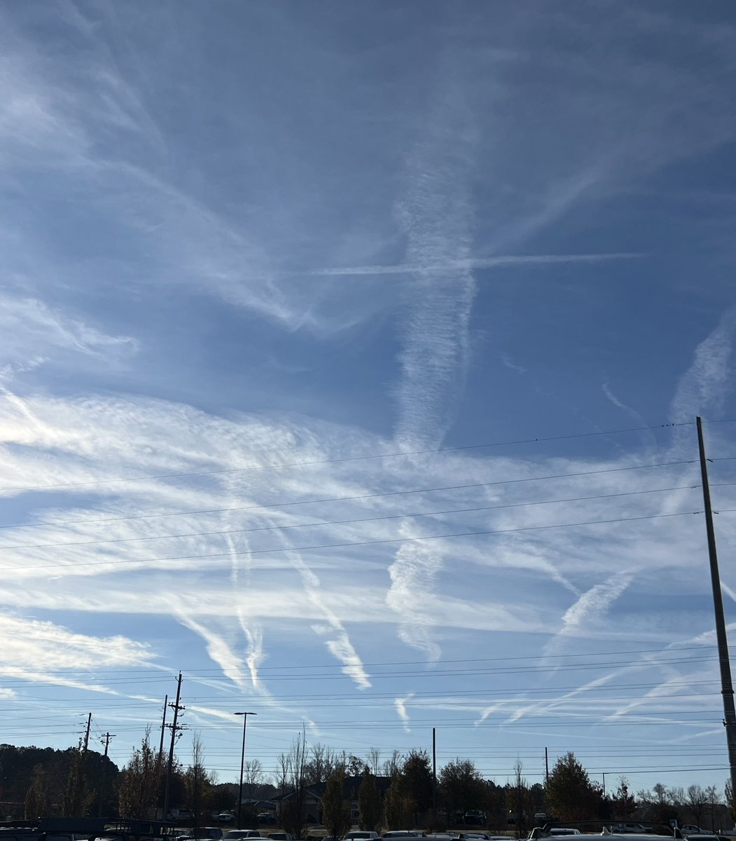 andrealynn_rn2's tweet photo. If the incoming Team MAHA is serious about our health, they need to ban these chemtrails nationwide ASAP. We are being constantly sprayed like bugs. This is NOT normal or ConTrAiLs. Bring back blue skies. https://t.co/Y8mCfcbvbR