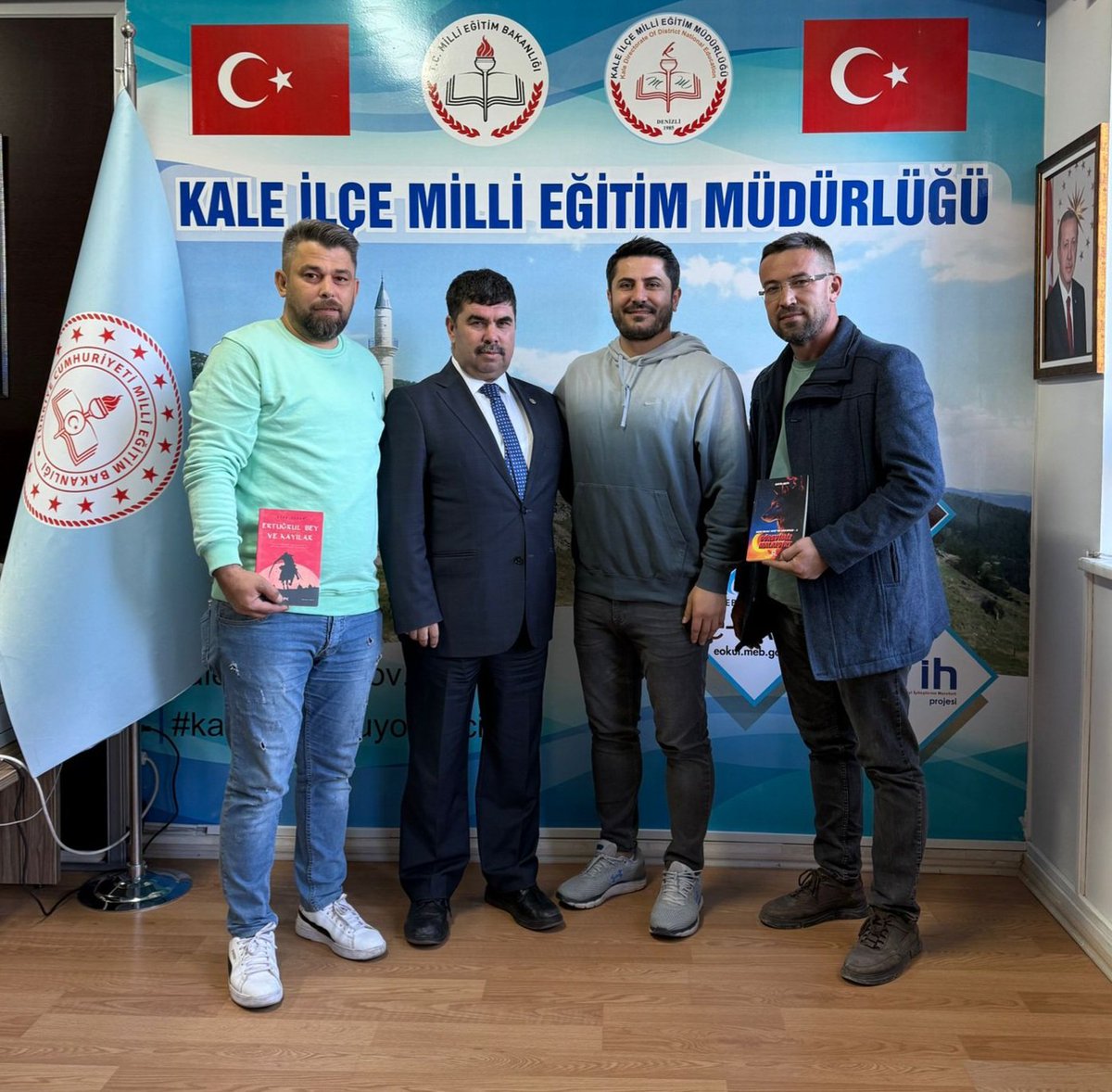 KalekitapOKUyorzinciri (@kalekitapokuyor) on Twitter photo Derinkuyu Gençlik ve Kültür Derneği kurucu üyeleri İsmail Çüngür Baki Şepik ve Dernek Başkanı Emrullah Salim ile birlikte #KalekitapOKUyorzincirimiz daha güçlü oldu. En güzel hediye kitaptır.
<a href="/emre_caliskan/">Emre Çalışkan</a>
<a href="/ArgeDenizli/">Denizli ARGE</a>
<a href="/YTEMEL3/">Y.TEMEL</a>
<a href="/AnadoluSipar/">Mustafa Şıpar Anadolu Lisesi</a>
<a href="/h_basgun/">Hüseyin Başgün 🇹🇷</a>
<a href="/EmrullahSalim/">emrullah salim</a> Derinkuyu Gençlik ve Kültür Derneği kurucu üyeleri İsmail Çüngür Baki Şepik ve Dernek Başkanı Emrullah Salim ile birlikte #KalekitapOKUyorzincirimiz daha güçlü oldu. En güzel hediye kitaptır.
<a href="/emre_caliskan/">Emre Çalışkan</a>
<a href="/ArgeDenizli/">Denizli ARGE</a>
<a href="/YTEMEL3/">Y.TEMEL</a>
<a href="/AnadoluSipar/">Mustafa Şıpar Anadolu Lisesi</a>
<a href="/h_basgun/">Hüseyin Başgün 🇹🇷</a>
<a href="/EmrullahSalim/">emrullah salim</a>
