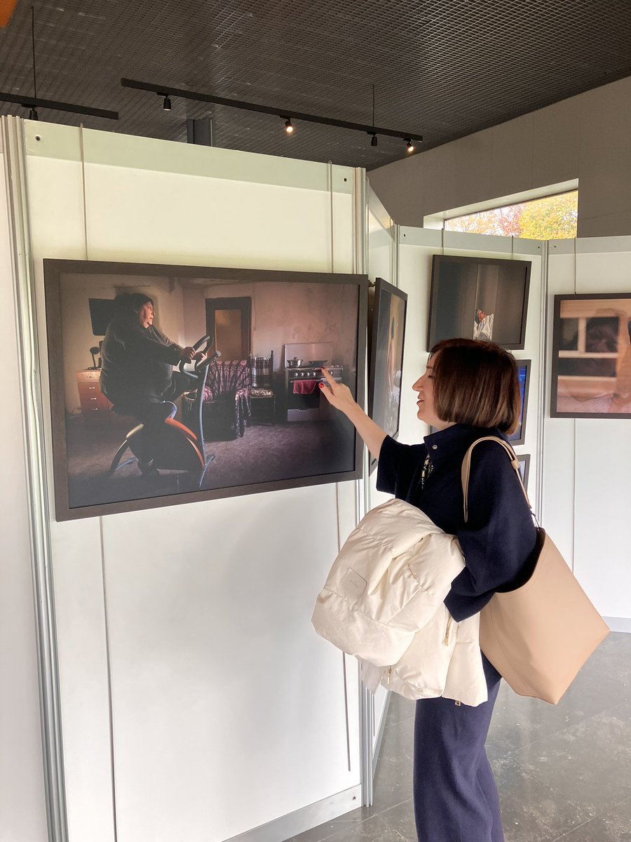 Nati_Guitos's tweet photo. Impactadas con el gran trabajo de @giselaphoto “Acompañando a Rosa”. Proyecto de fotografía documental ganador de la Beca DKV-Albarracín que aborda la obesidad mórbida en edad adulta en España. @mjosemroldan
#SEEDO https://t.co/5tX9FYINFZ
