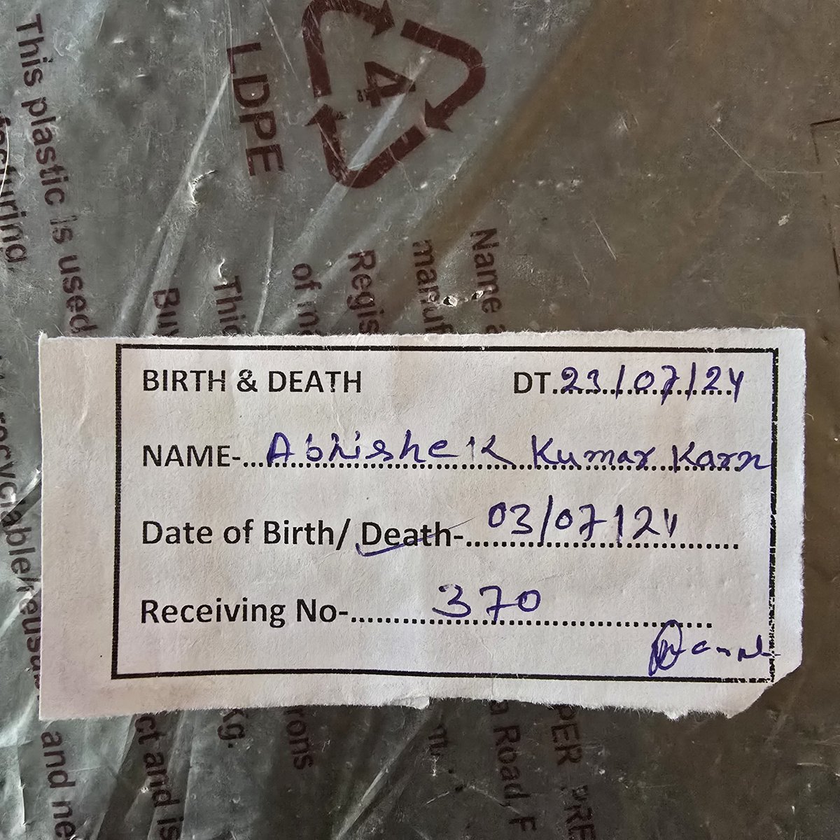 मेरा भाई का मृत्यु प्रमाण पत्र 4 महीने से लंबित है

<a href="/BokaroDc/">DCBokaro</a> मेरा भाई (अभिषेक कुमार  कर्ण) निधन 03 जुलाई 2024 को हुआ था। मैंने 23 जुलाई को मृत्यु प्रमाण पत्र के लिए आवेदन किया था (रसीद संख्या: 370)। लेकिन 4 महीने बाद भी प्रमाण पत्र नहीं मिला।
जब भी रजिस्ट्रार कार्यालय जाता हूं,