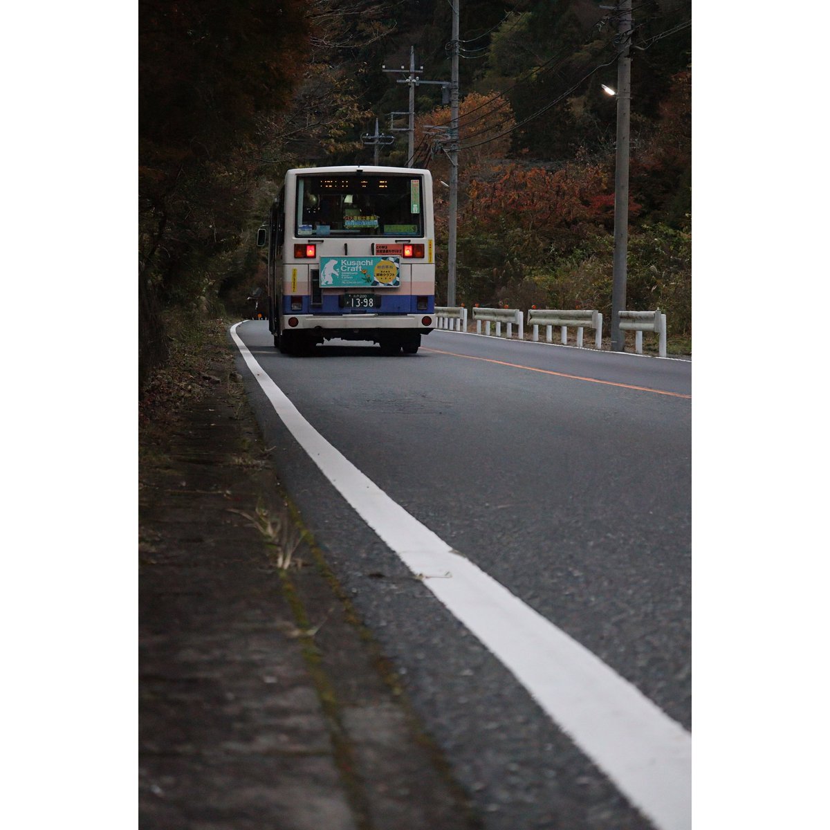 hiperlongcat1's tweet photo. 24.11.26(火)
茨城交通(日立電鉄) 水戸200か1398(神峰)
KC-LR333J改

紅葉を撮影しに36号沿いへ。なんと電鉄ラス1の8Eに当たりました。一本杉で下車後に東河内からの折り返し便を撮影。シチュエーションも点灯もVでした。日立の乗合KC-代もこの一台のみで風前の灯火に。 https://t.co/9kxciT9Qca