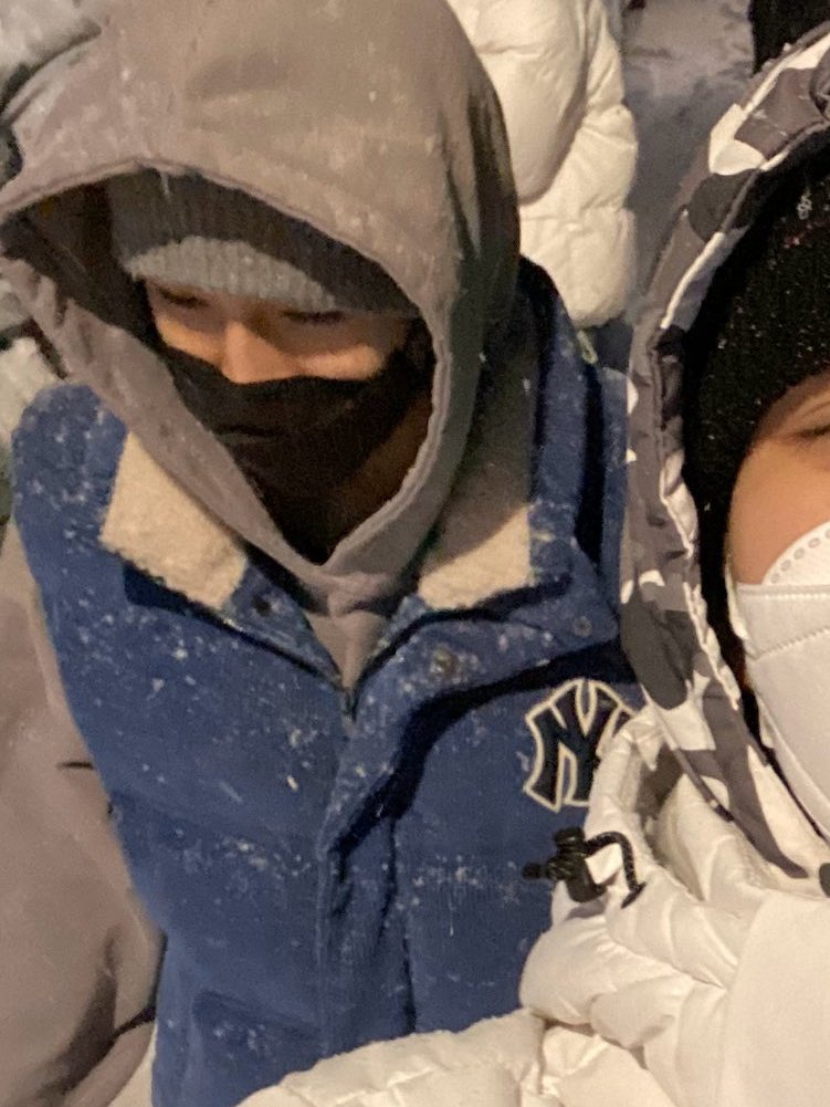 눈 오니까 목장갑 끼고 눈 맞이하는 느좋비니남 윈윈 본다