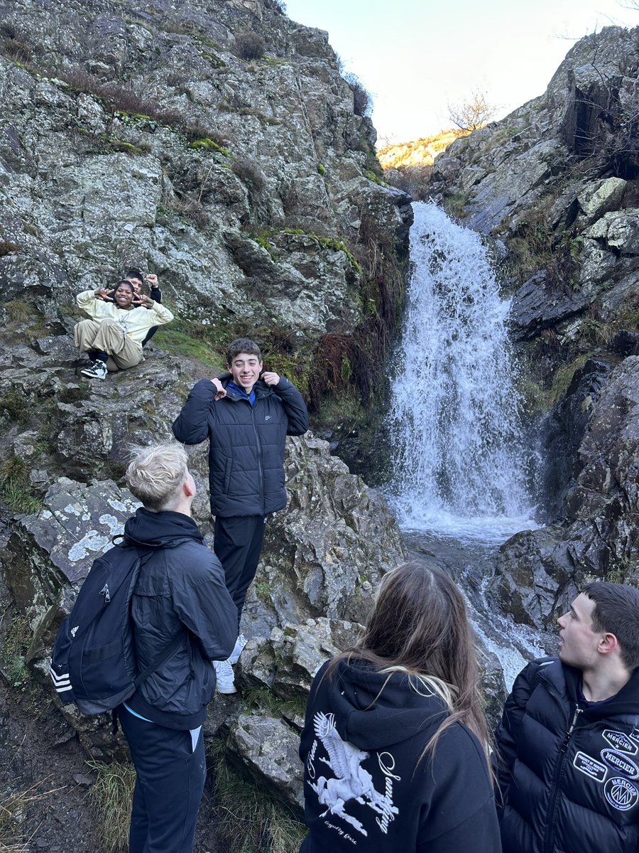 CMOGeography's tweet photo. Awesome day yesterday with @lodgeparkacad geographers studying rivers at Carding Mill Valley. Awesome to see the flooding across the River Severn flood plains in Salop and the flood defences in place in Shrewsbury. #GeographyTeacher #FieldworkMatters #GetOutDoors https://t.co/dqDmXeoTmy