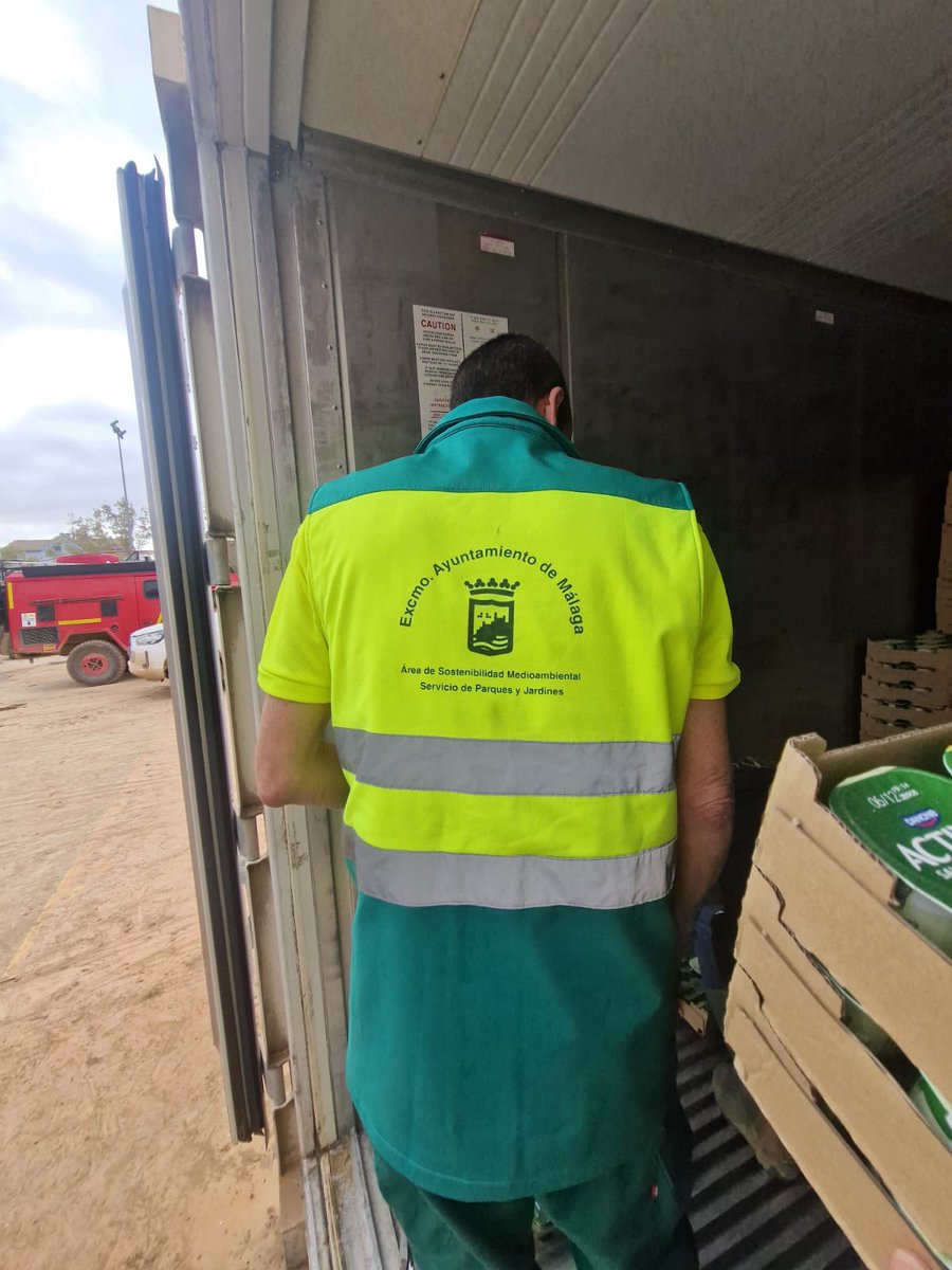 SARNavarra's tweet photo. Nuestros compañeros venidos del Servicio de Jardines del Ayto de Malaga @Distrito10MLG nos ayudaron a repartir gran parte de los yogures donados por @danone.es . A la vez ayudamos a gestionar su alojamiento, que cada vez es más difícil.
#sarnavarra #sar #danone https://t.co/0hhEFH3Yjv
