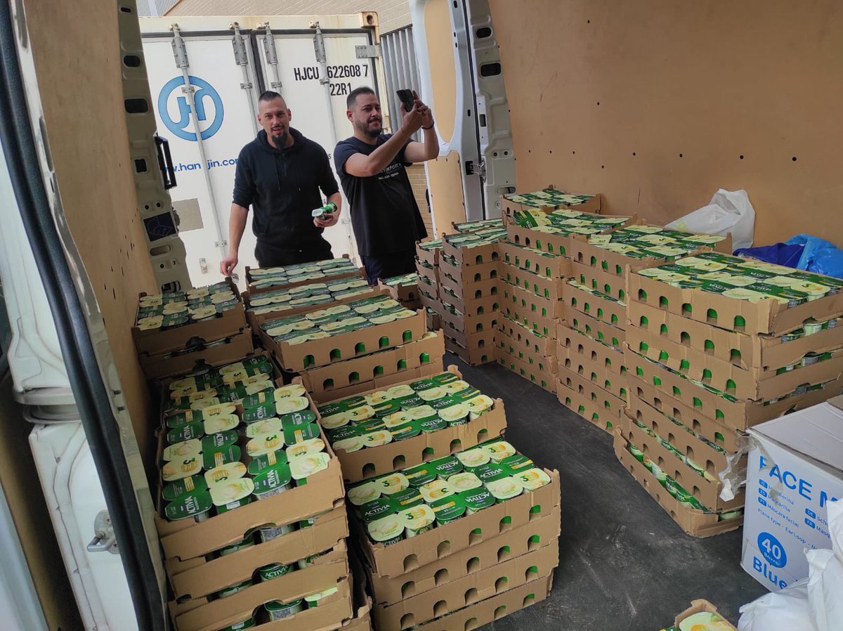 SARNavarra's tweet photo. Nuestros compañeros venidos del Servicio de Jardines del Ayto de Malaga @Distrito10MLG nos ayudaron a repartir gran parte de los yogures donados por @danone.es . A la vez ayudamos a gestionar su alojamiento, que cada vez es más difícil.
#sarnavarra #sar #danone https://t.co/0hhEFH3Yjv