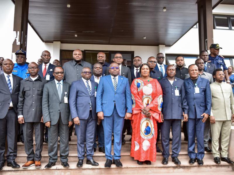 pepele_news's tweet photo. OUVERTURE DE LA 11è CONFÉRENCE DES GOUVERNEURS DE LA RÉPUBLIQUE À KALEMIE | Les 26 gouverneurs de province disent « OUI » en faveur du changement de la CONSTITUTION EN RD CONGO. 

Dans sa déclaration à l’ouverture de la 11e conférence des gouverneurs de province, Tshisekedi a affirmé avoir pris acte du mémorandum adressé par les gouverneurs, lequel exprimait un soutien unanime à la réforme de la Constitution. Il a également souligné l’importance des réflexions en cours sur les points soulevés : « À propos du mémorandum que vous m’avez adressé, certaines réflexions sont en cours. J’ai bien compris vos revendications, vos desiderata. Des instructions seront données à ce sujet aux différents acteurs concernés pour apporter des réponses. » #RDC @pepele_news