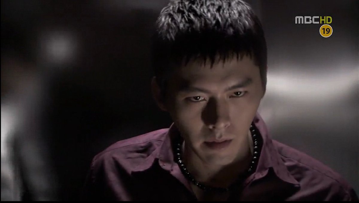 R7drama's tweet photo. #FriendOurLegend #HyunBin
هيون بن في هذا المسلسل يجسد شخصية مختلفة، حيث يقدم دور شاب تحوّل إلى رجل عصابات قاسٍ وبلا رحمة بسبب البيئة القاسية التي نشأ فيها https://t.co/L6DJsvNypO