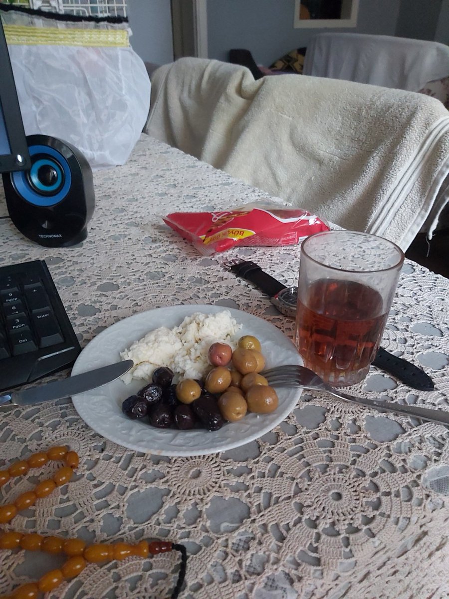 HunerliOnder's tweet photo. Ufaktan bi meze yaptım kendime yalnızız şu ara idare et durumları https://t.co/s7Mg32WZW8